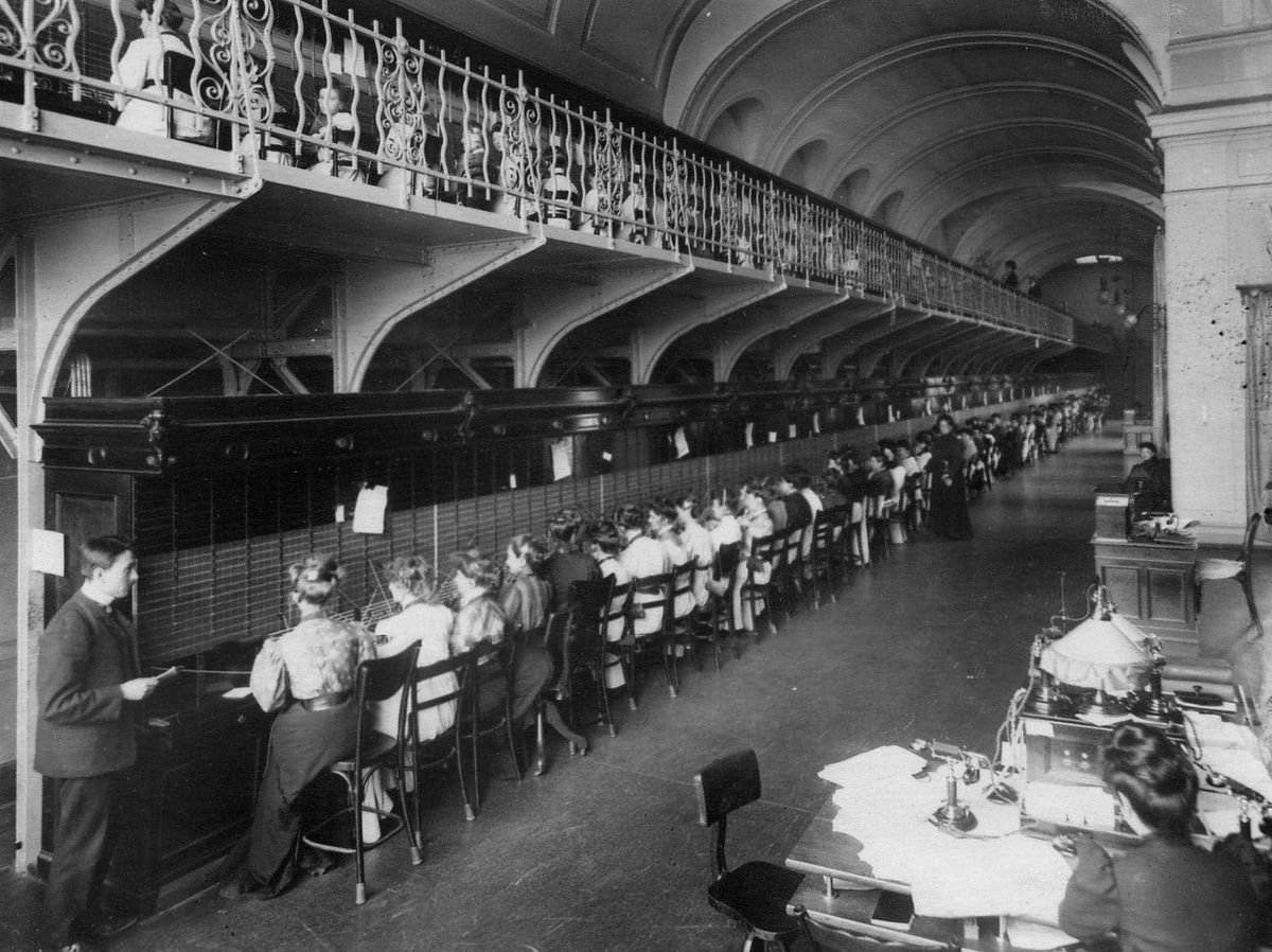 Первые коммутаторы были настолько большие, что туда помещалось дофига народу