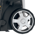 Во-первых, латунная помпа аппарата выдаёт давление в диапазоне от 10 до 125 бар, производительность — почти профессиональные 500 литров воды в час, минимойка подойдёт не только для мытья машины, но и для того, чтобы привести в порядок фасад, садовые дорожки и тому подобные поверхности. Для тех, кто любит технические подробности, добавим, что скорость двигателя — 2100 оборотов в минуту (35 в секунду).