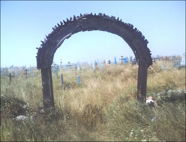 Первые ворота входа на кладбище