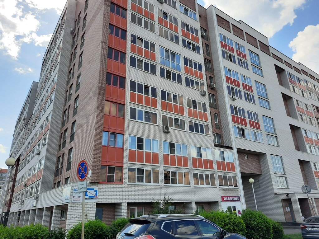 На фото многоквартирный жилой дом в Сарове по пр Музрукова 37, который подходит под программу Семейная ипотека на вторичку. Вид со стороны стадиона Икар.