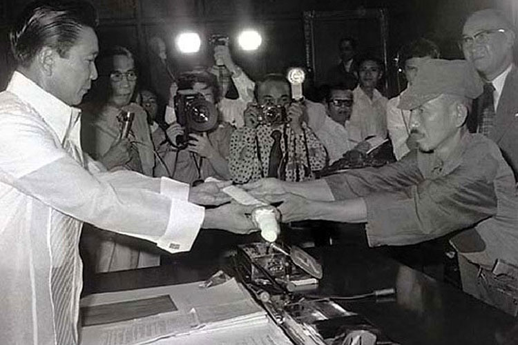 Солдат японской императорской армии Хироо Онода (справа) вручает свой военный меч президенту Филиппин Фердинанду Маркосу (слева) в день его капитуляции, 11 марта 1974 года
Изображение предоставлено: Викисклад / Дворец Малаканьанг / Общественное достояние