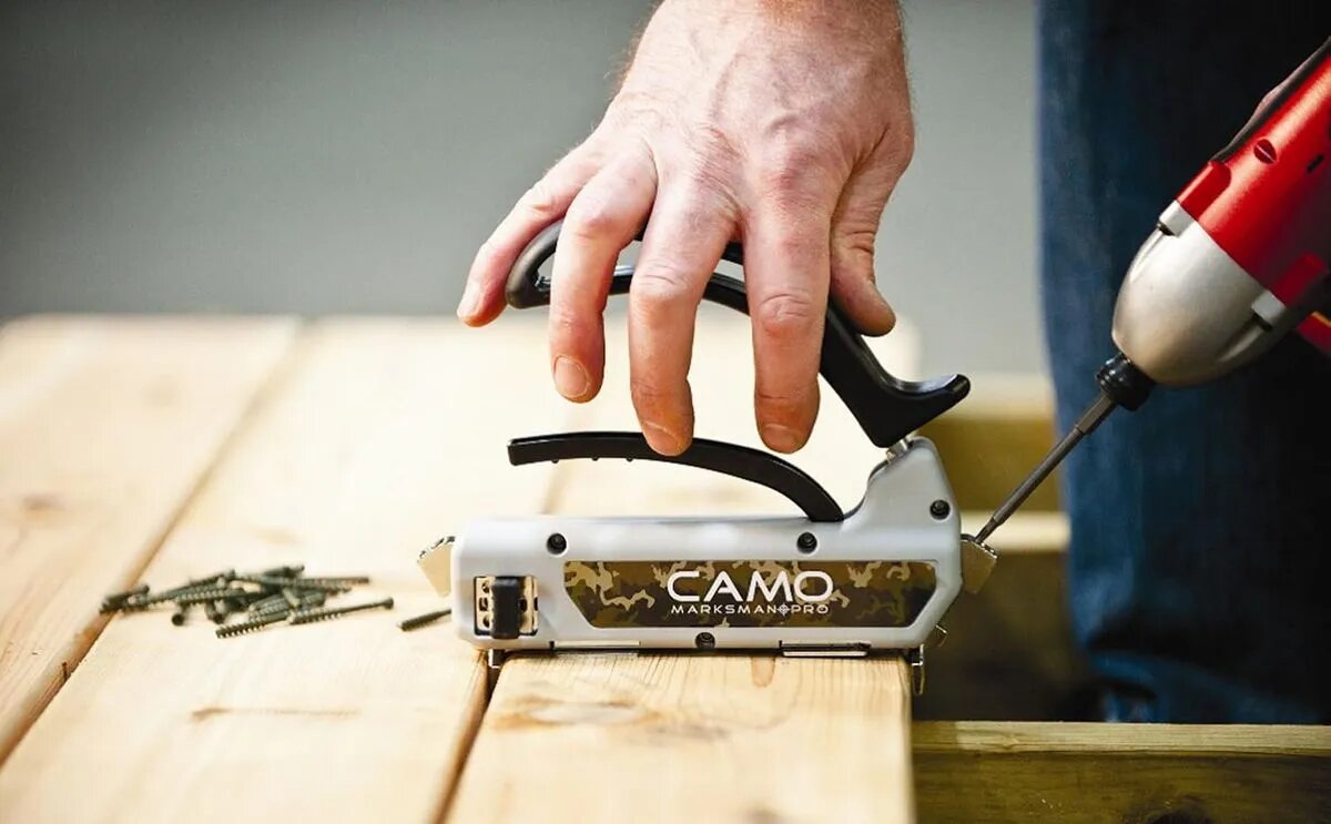 Скрытый крепеж террасы на саморезы кондуктором