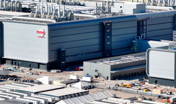 В рамках объявленной в марте сделки TSMC инвестирует 100 млрд долл. в постройку, оснащение и запуск пяти новых фабрик на территории США, три из которых займутся собственно изготовлением СБИС, а еще две – упаковкой полученных чипов в готовые к монтажу корпуса по самым передовым технологиям.