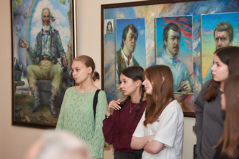 Посетители выставки у живописных работ В.И. Сторожева.