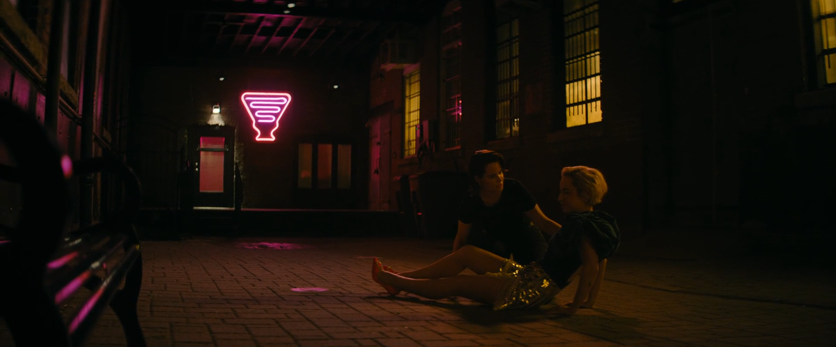 Этот бар уже появлялся и будет появляться ни раз. С него по сути начался трансформационный путь Мэй. Снаружи он не будет меняться, но будут меняться хозяева и надпись на стойке бара.