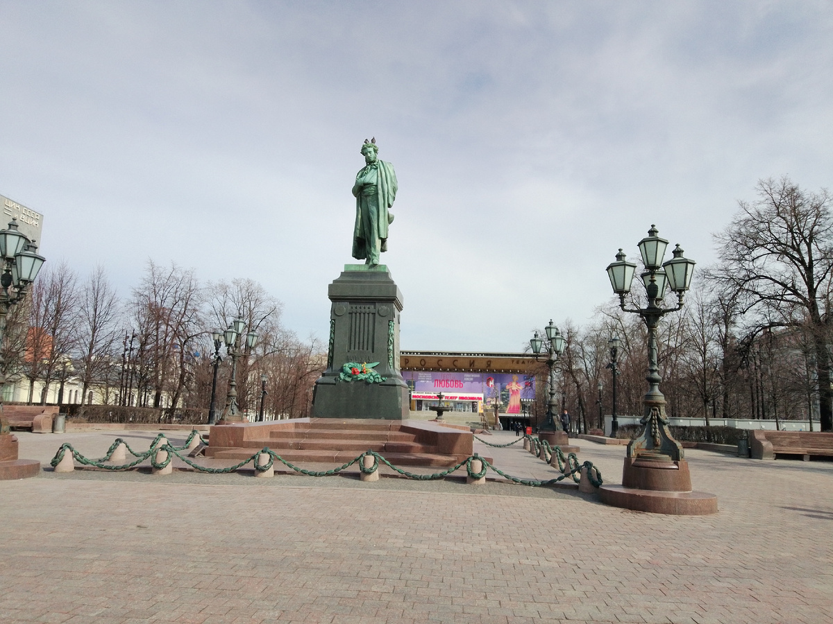 Фото автора. Памятник Пушкину. Вдали кинотеатр "Россия "