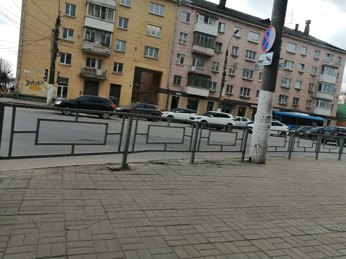 На речном. Перехожу на светофоре улицу, иду на остановку автобуса. Домой. 