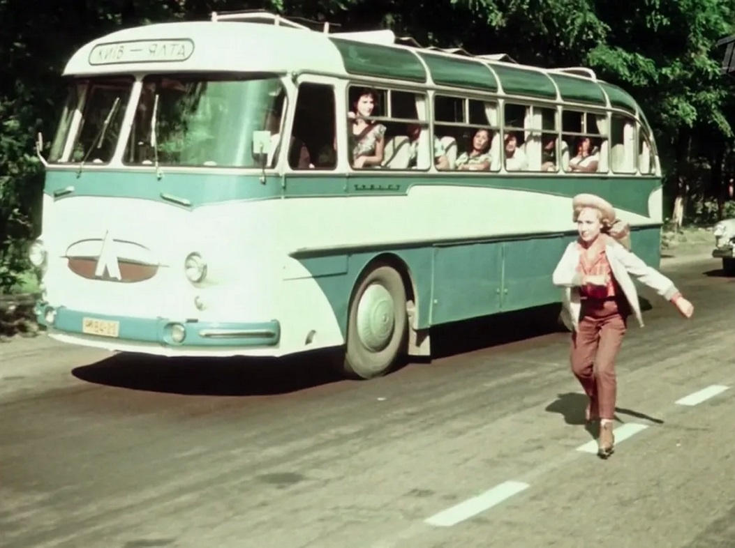 Кадр из советского фильма "Королева бензоколонки", 1962