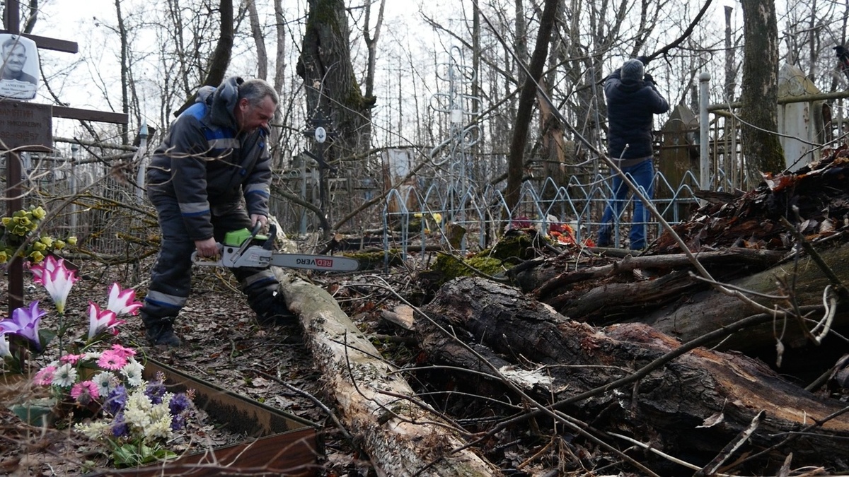 Сотрудники КГБ ловко орудовали электроинструментом.