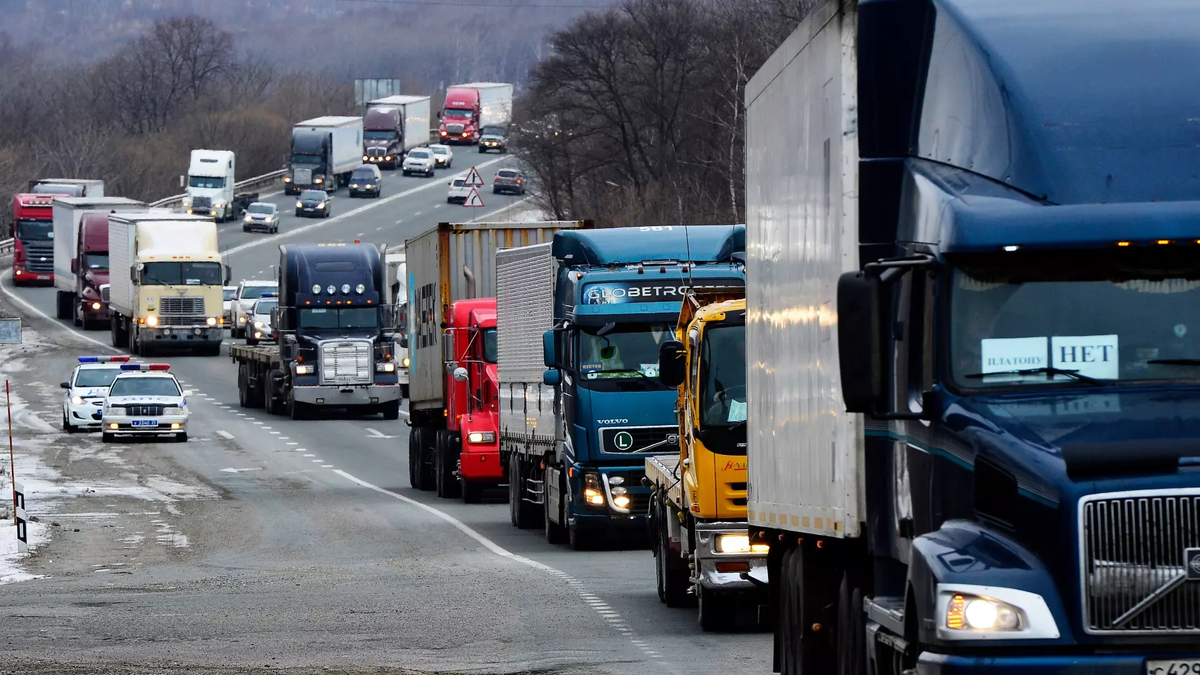 Китай имеет самый большой парк большегрузных автомобилей в мире — более 8,5 миллиона грузовиков. Но России от этого не легче. Фото: Юрий Смитюк/ТАСС