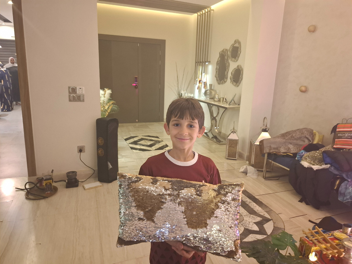 Ясин. "Нарисовал" два сердечка на подушке из пайеток