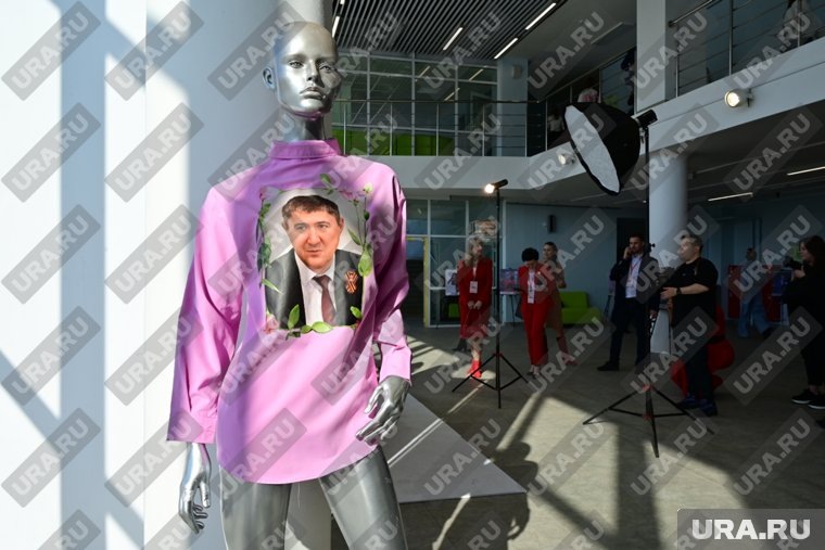 Кто стал дизайнером рубашки, неизвестно. Фото: Руслан Яроцкий © URA.RU