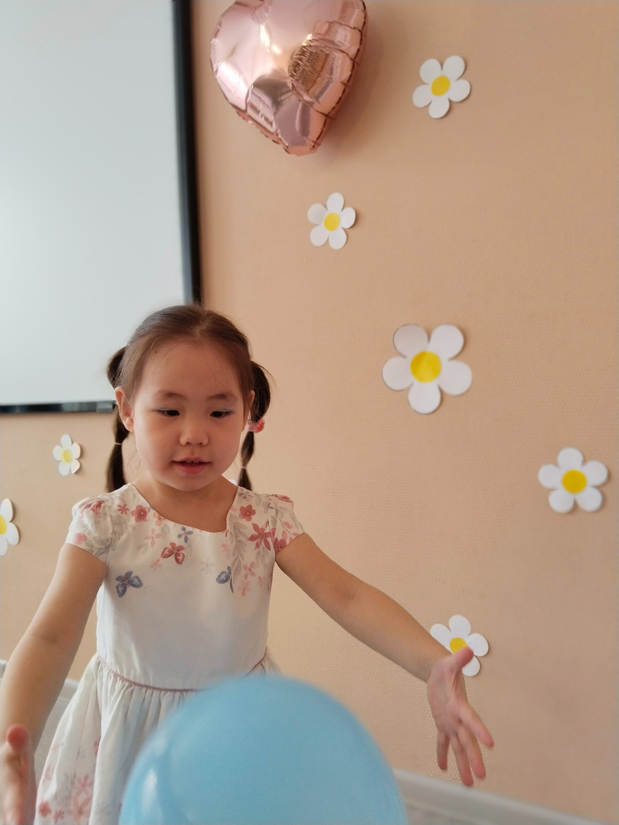 Мадине для счастья достаточно воздушного шарика.