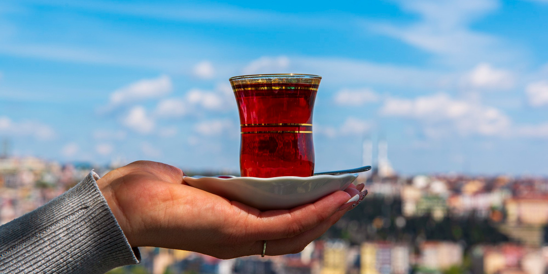 Почему турки пьют чай не из чашек, а из стеклянных стаканов с «талией»?