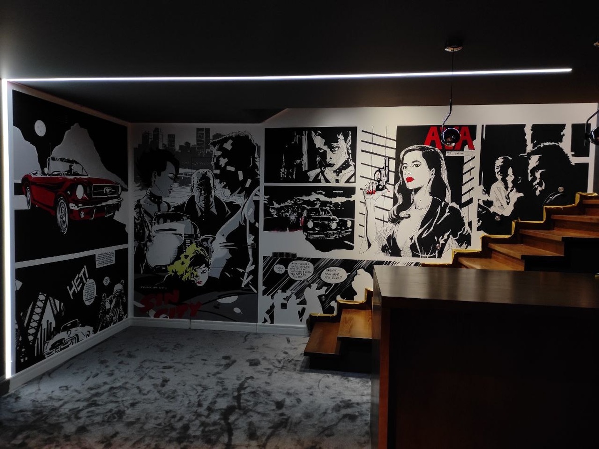 Художественная роспись стен в коттедже в кинозале – подчёркивает тематику комнаты