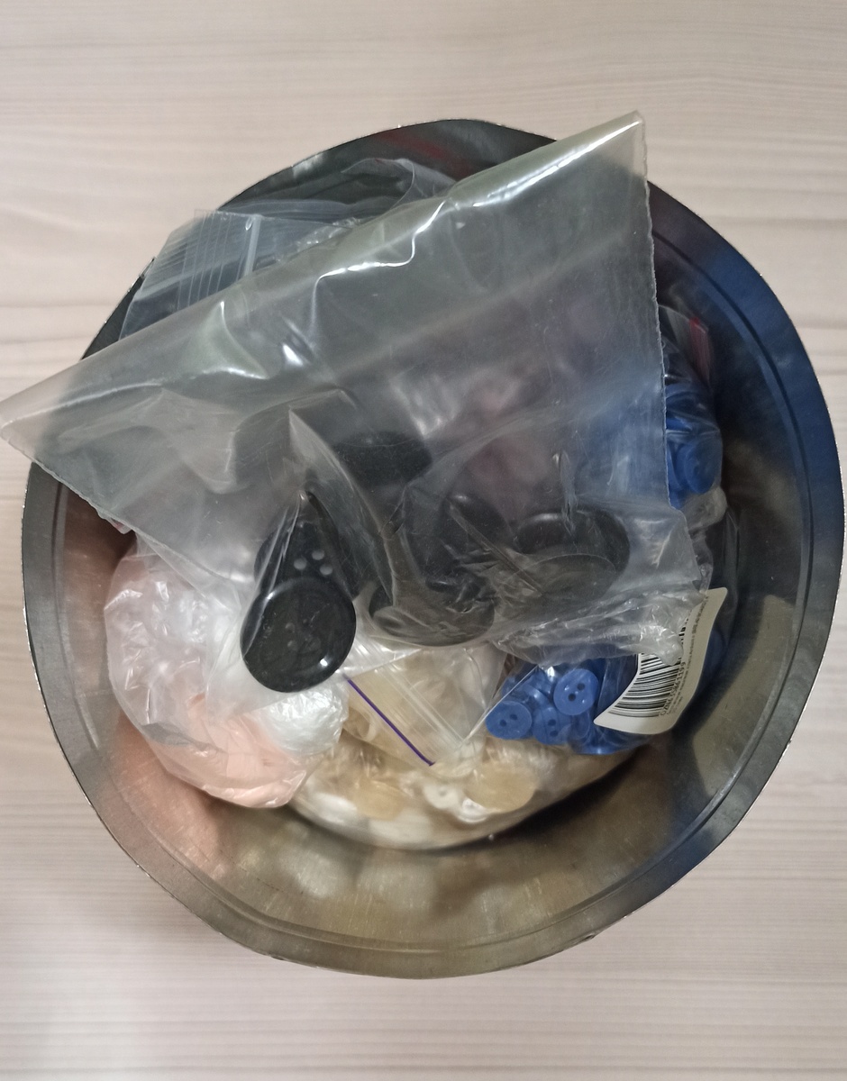 Почти полная банка добра, цвета расфасованы по пакетикам