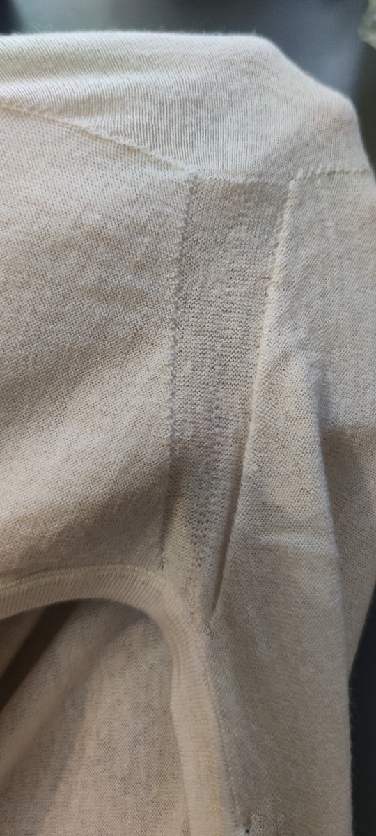 Плечо погоном переходит в рукав. 