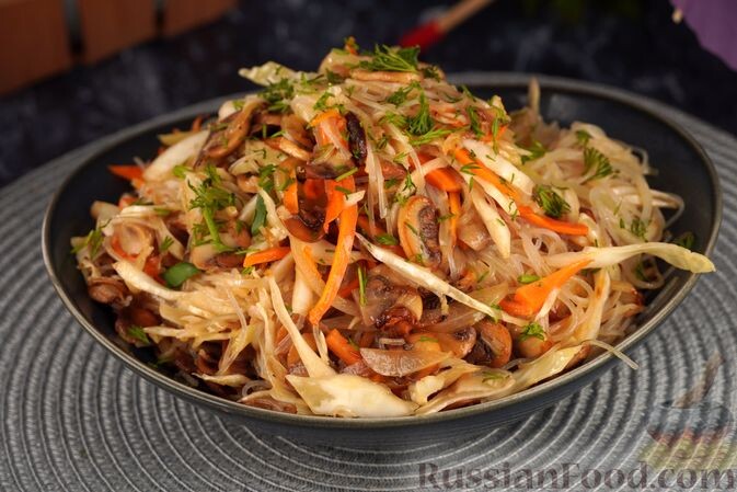 шампиньоны, капуста белокочанная, лапша фунчоза, морковь, лук репчатый, масло растительное, масло растительное, чеснок, соус соевый, горчица, сок лимона, соль, перец чёрный молотый