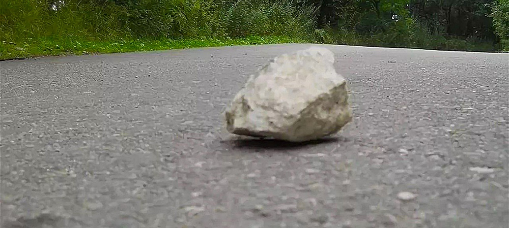  Однако риши указывали, что единственным и неизменным требованием к учителю является его способность входить по собственной воле в бездыханное состояние и сохранять непрерывное самадхи. Только этим человек может доказать, что действительно мастерски овладел майей – космической иллюзией двойственности. Он один может с глубоким пониманием сказать: «Экам Сат» (Существует лишь Один).