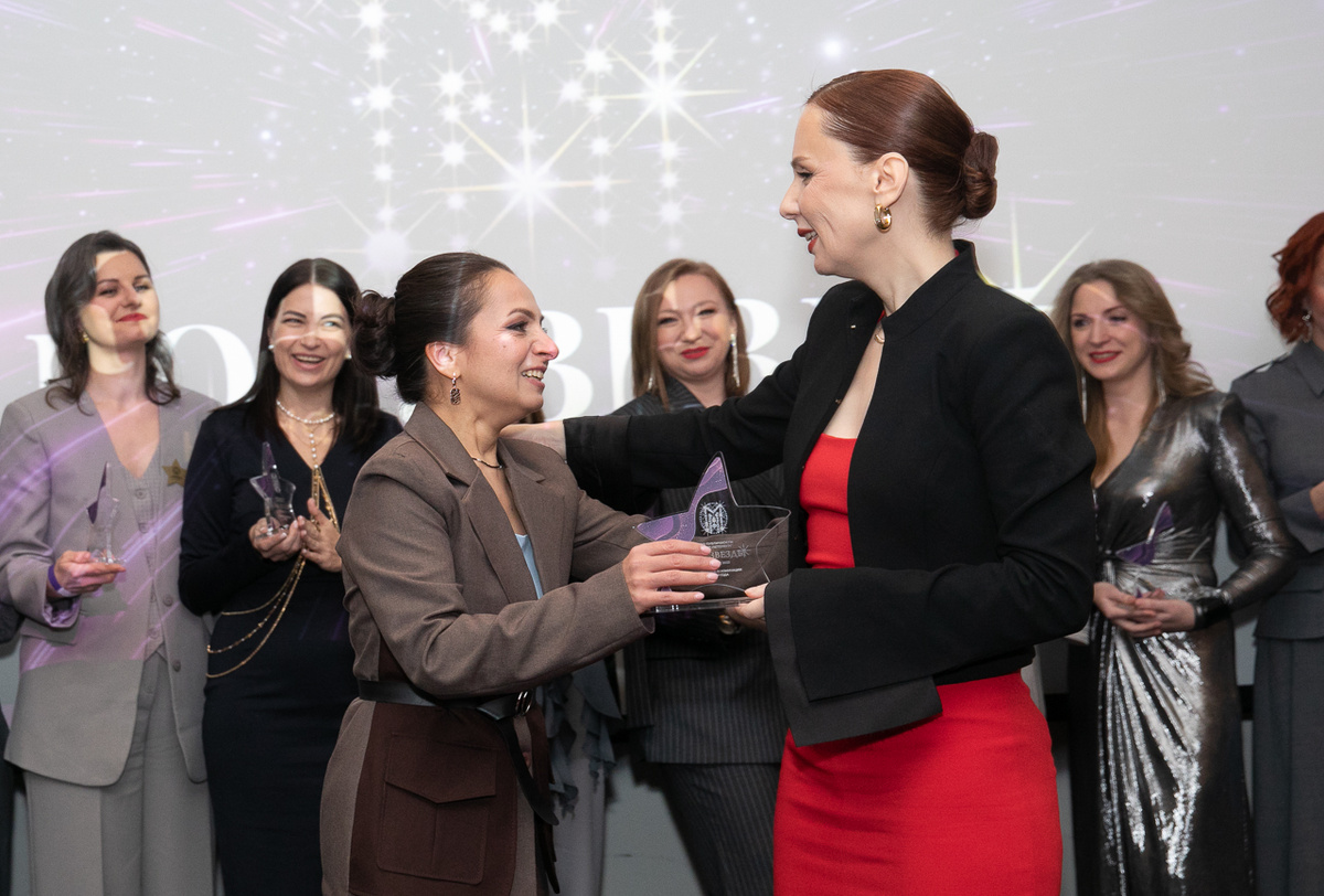 Конференция "Код Звезды" сообщества Код публичности в Санкт-петербурге. Основатель сообщества Ана Мавричева вручает Премию "Лидер года" Екатерине Демешевой