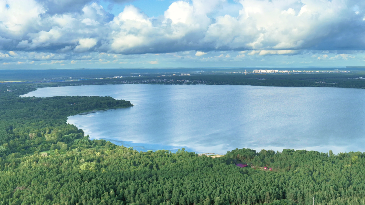 Вид на парк и озера из квартал-парка «Каменные палатки»