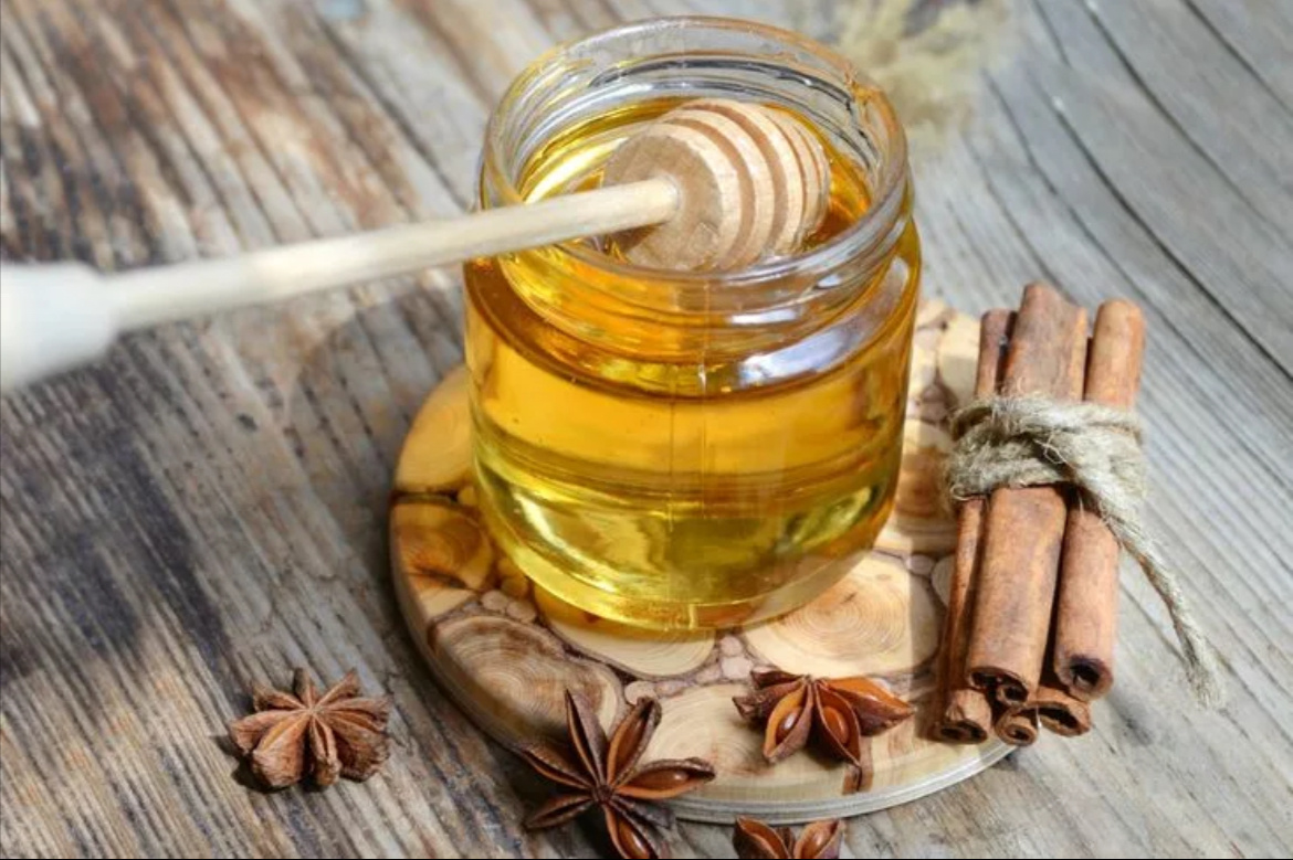  Настойка вишня, корица и мед! 

Эта ароматная настойка сочетает вишневый вкус, пряную корицу и сладость меда. Подавайте охлажденной в рюмках. Наслаждайтесь!