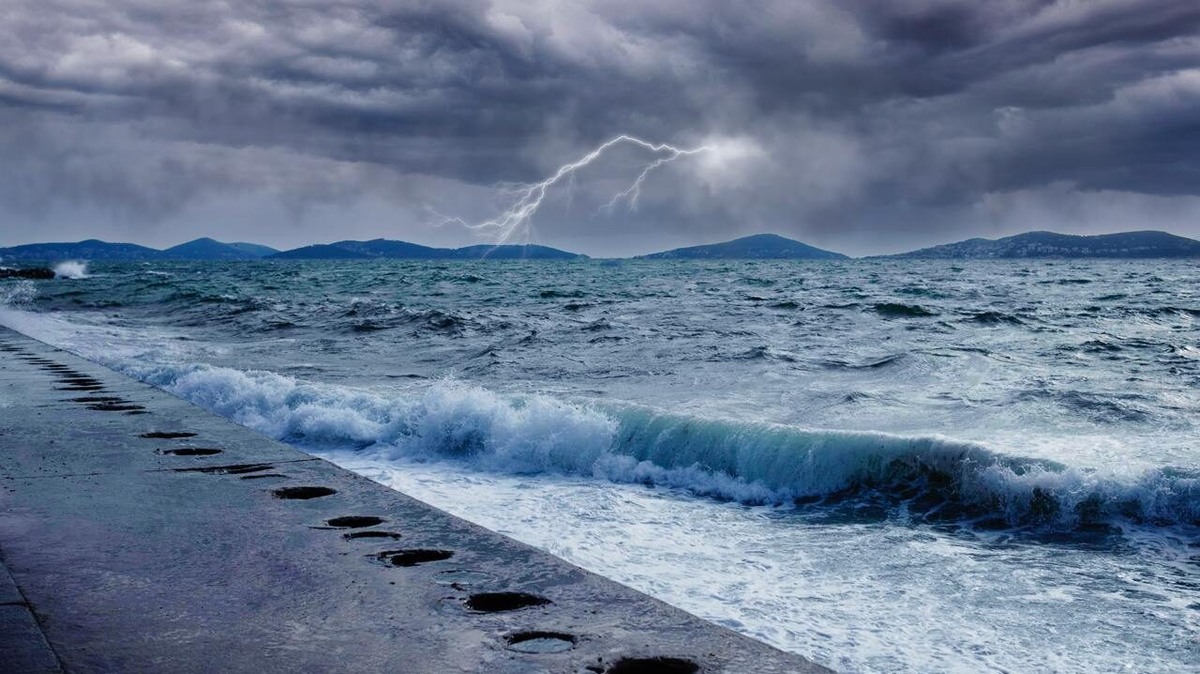    Одно из последствий ускорения – более частые штормы на экваторе. Фото: Freepik