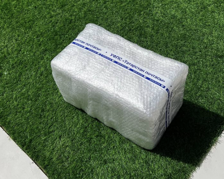 Необычно конечно выглядит наклейка на татарском в ОАЭ на газоне)))