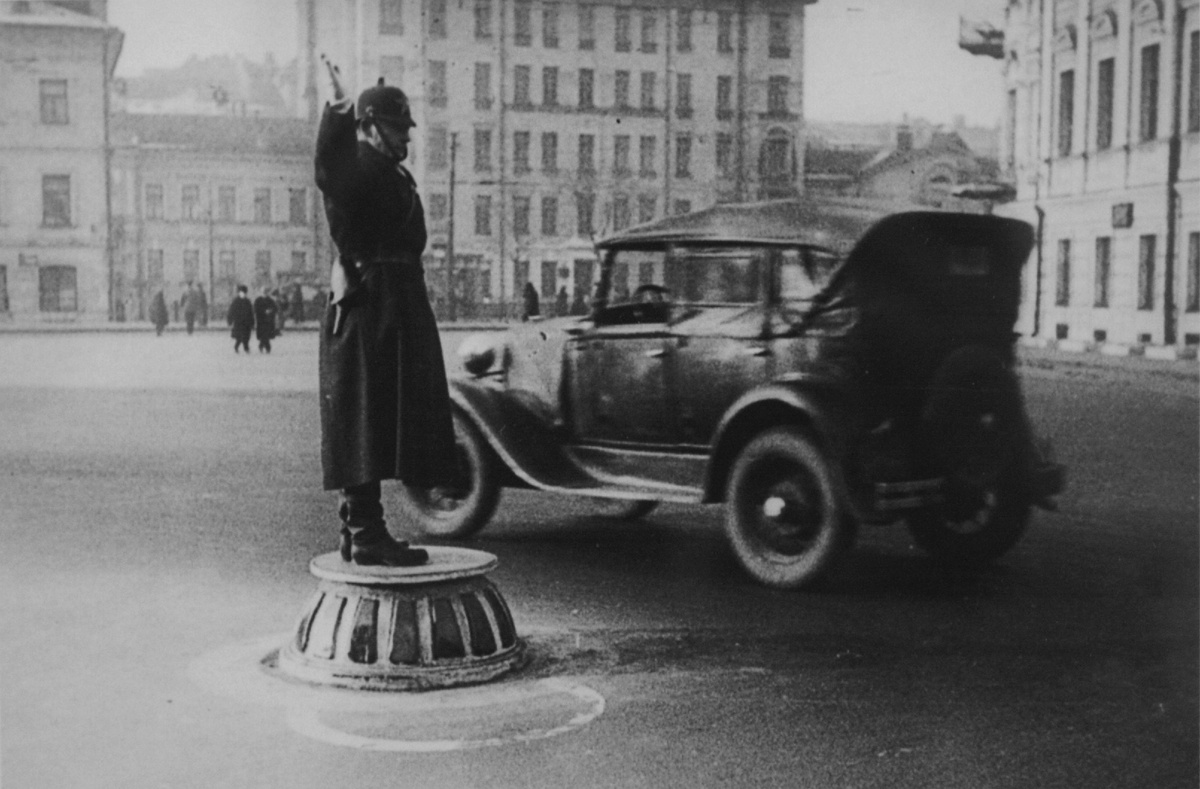 Регулировщик на Арбатской площади. 1934 - 1938 гг. Фото: pastvu.com