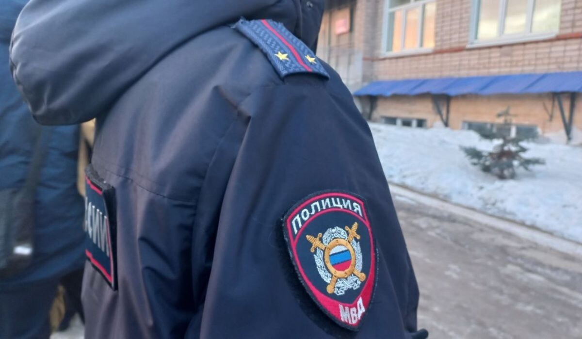     Шеврон полиции. Источник: ОМВД по ЧГО Автор фото: Отдел МВД по ЧГО