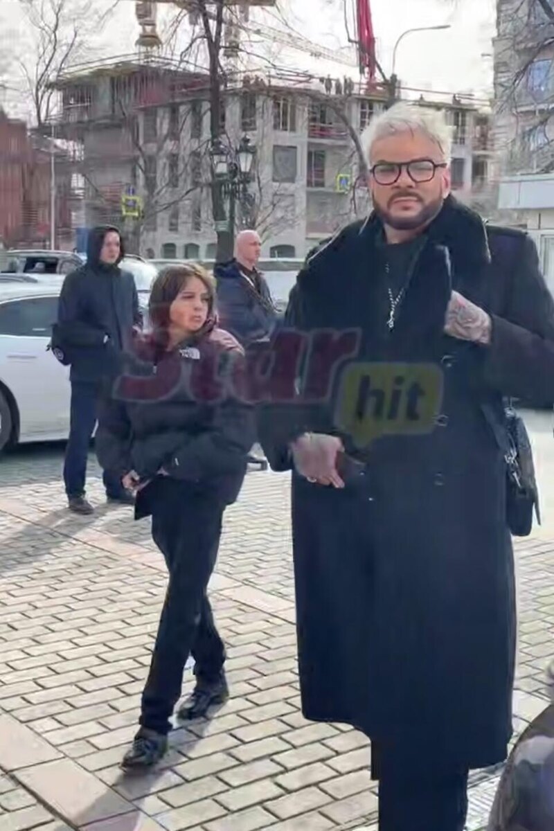    Филипп Киркоров с сыном Мартином Кадр из видео StarHit