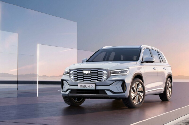 Geely Monjaro снова в деле! На рынке Китая появились две новые версии этого популярного кроссовера, и они действительно заслуживают внимания. Цены приятно удивят, а оснащение заставит задуматься: «А не перейти ли на сторону китайского автопрома?»