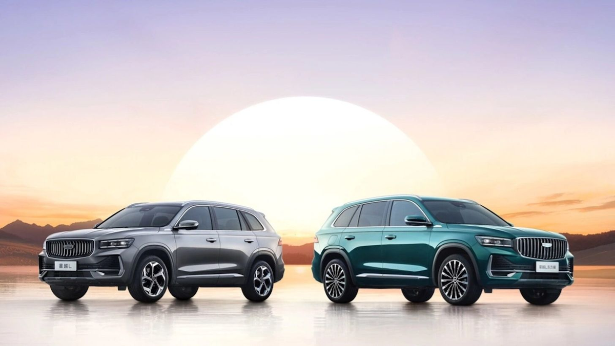 Geely Monjaro снова в деле! На рынке Китая появились две новые версии этого популярного кроссовера, и они действительно заслуживают внимания. Цены приятно удивят, а оснащение заставит задуматься: «А не перейти ли на сторону китайского автопрома?»