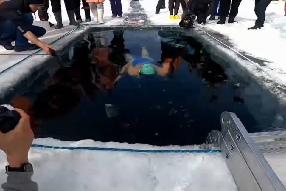    Фридайвер проплыла 122 метра подо льдом Байкала и установила мировой рекорд. Фото: скриншот из видео Федерации фридайвинга.