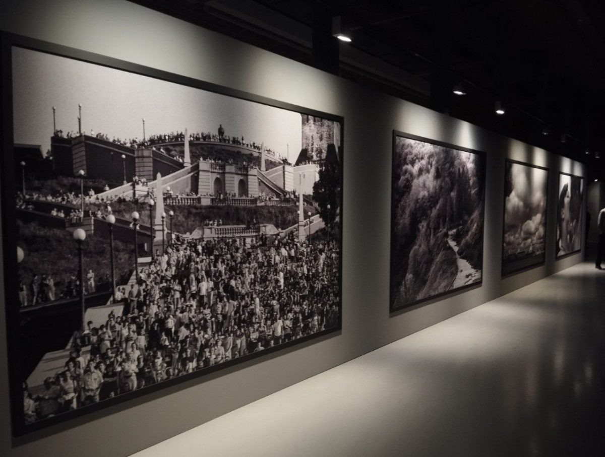    На выставке представлены фотографии Алика Якубовича и работы классиков жанра уличной фотографии из коллекции Мультимедиа Арт Музея