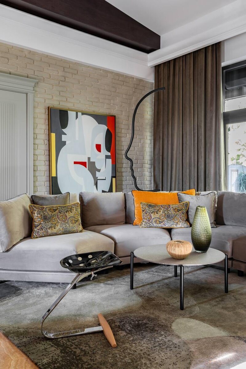 Маленькие картины теряются, а вот одна крупная – заявляет о себе.