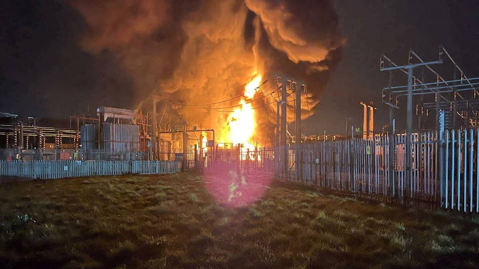 Пожар на электроподстанции рядом с лондонским аэропортом Хитроу.📷Фото: Courtesy of London Fire Brigade / Handout / Reuters