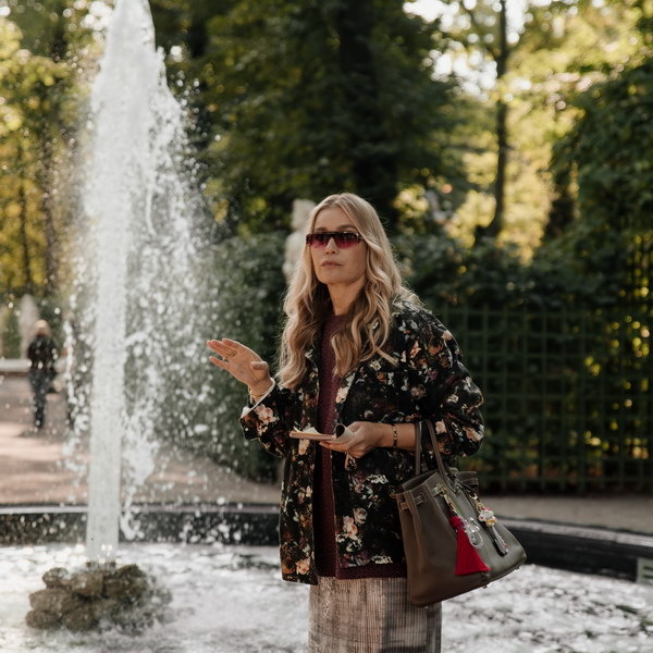     Кристина Бабушкина заводит новые культурные знакомства в трейлере «Беспринципных в Питере»