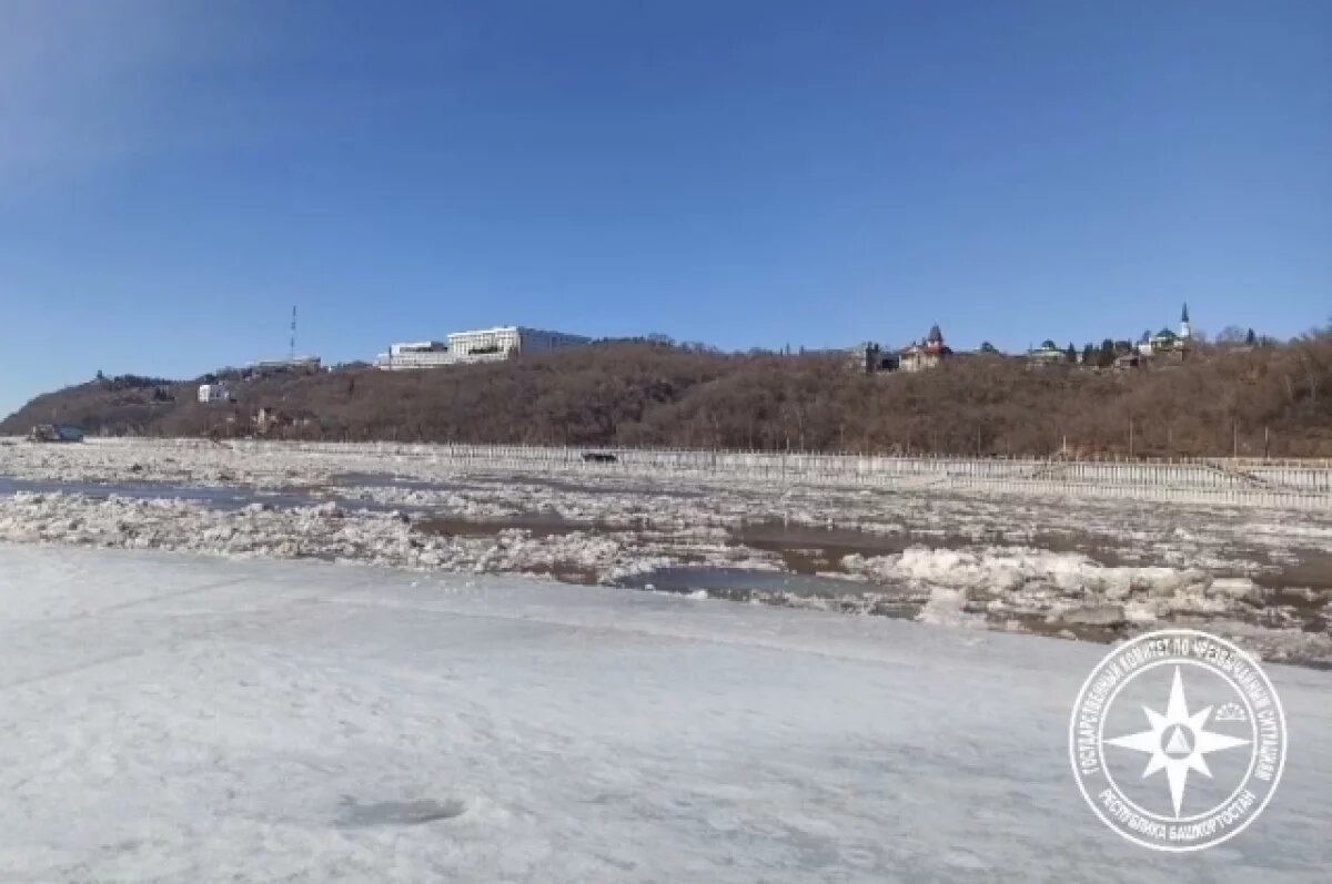    Спасатели в Уфе пробили ледовый затор у мостов через реку Белую