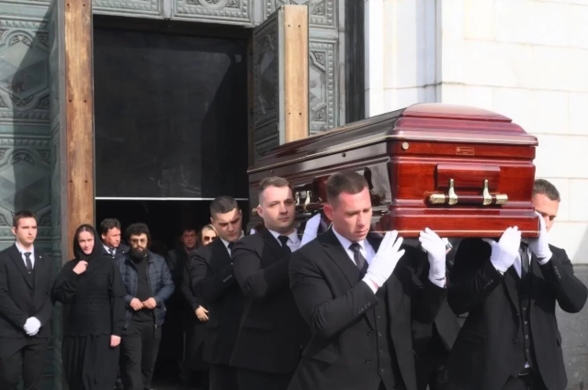    Гроб с телом Киркорова привезли на Троекуровское кладбище