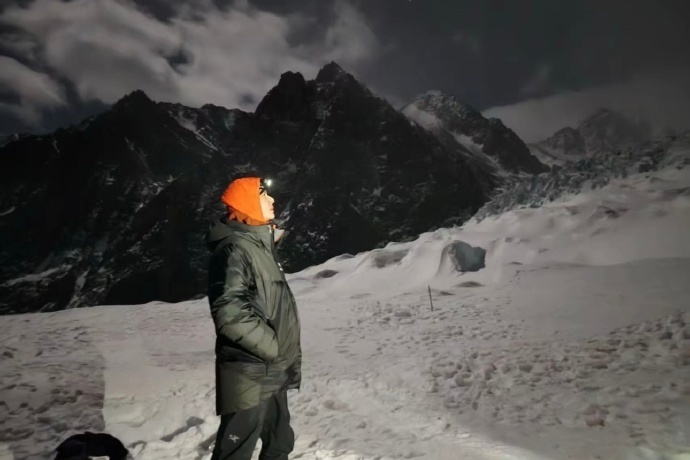 Ван Ибо ночью на леднике (фото из открытых источников)