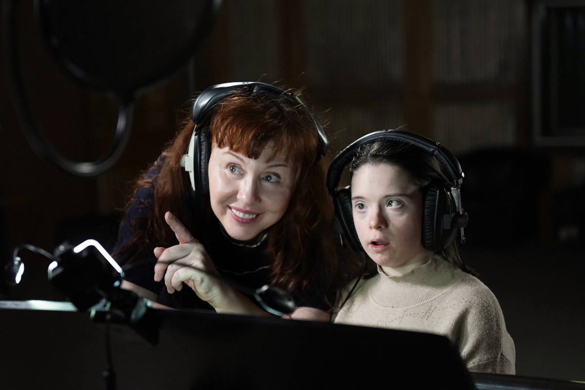    Юлия Сапонова и Маша Быстрова в процессе озвучания фильма «Лучше всех». По просьбе кинопрокатной компании «Вольга» героев фильма дублировали их российские коллеги под руководством проекта «Инклюзия в кино»