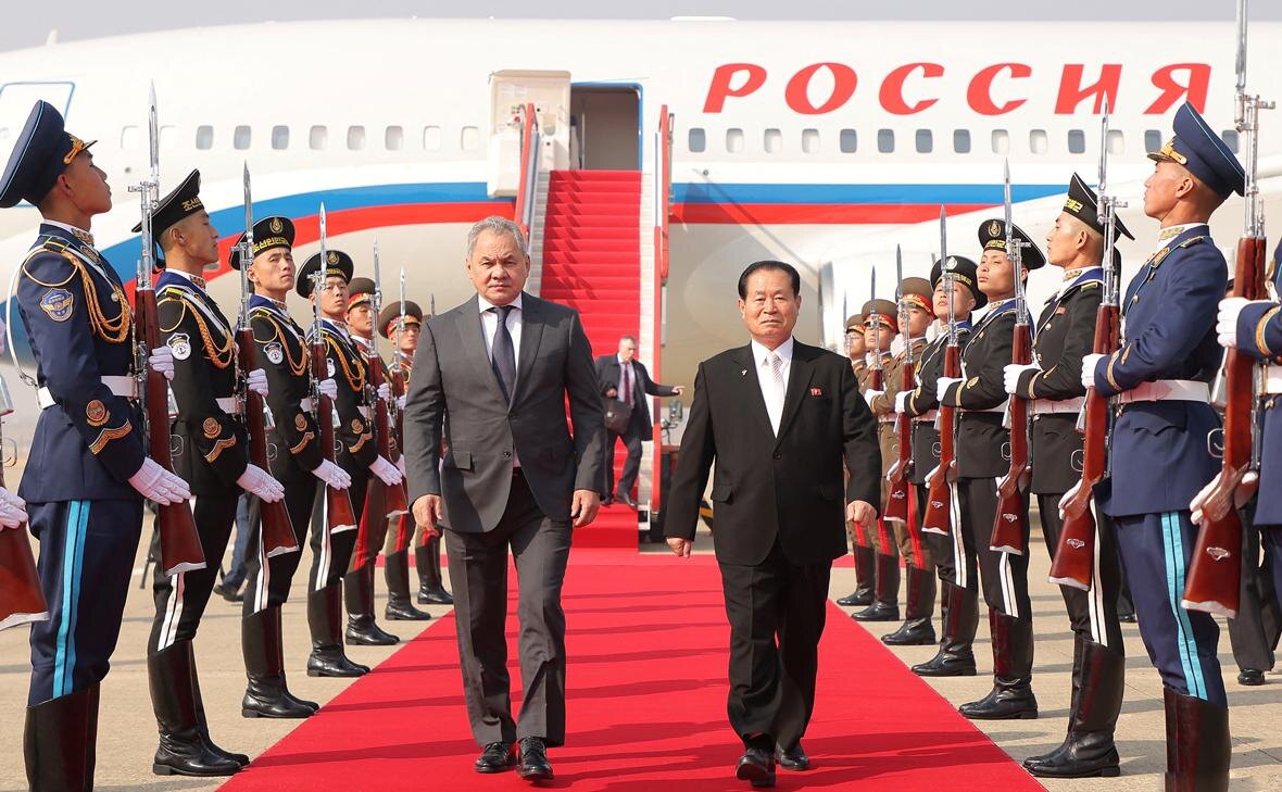    Сергей Шойгу во время визита в Северную Корею Фото: KCNA / Reuters Георгий