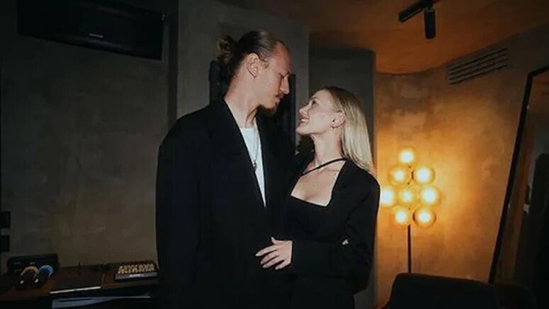    Матвей Сафонов с женой. Фото: соцсети Марины Кондратюк