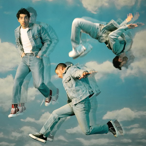     Jonas Brothers выпустили новую песню в год своего юбилея и накануне фан-конвента