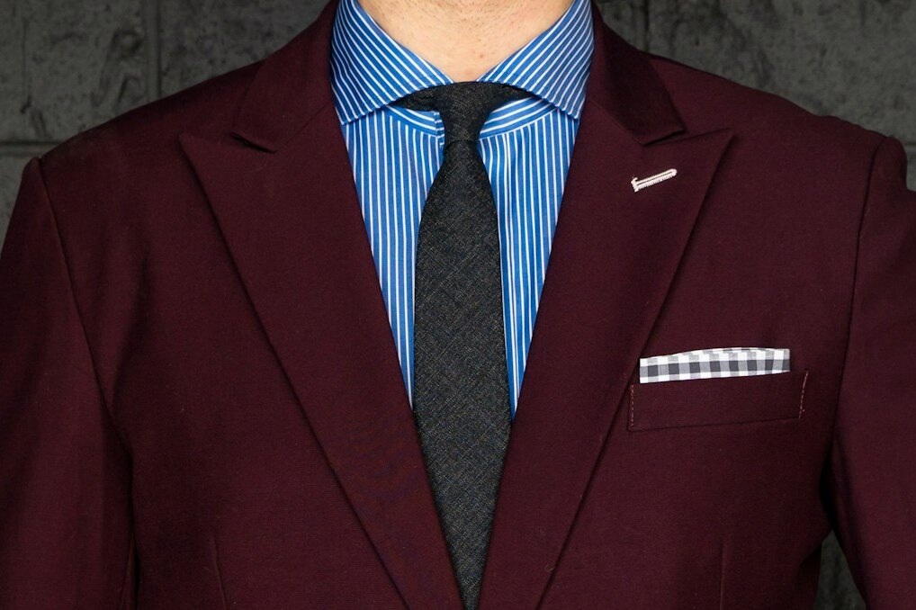     Странная деталь: для чего на лацкане пиджака делают прорезь