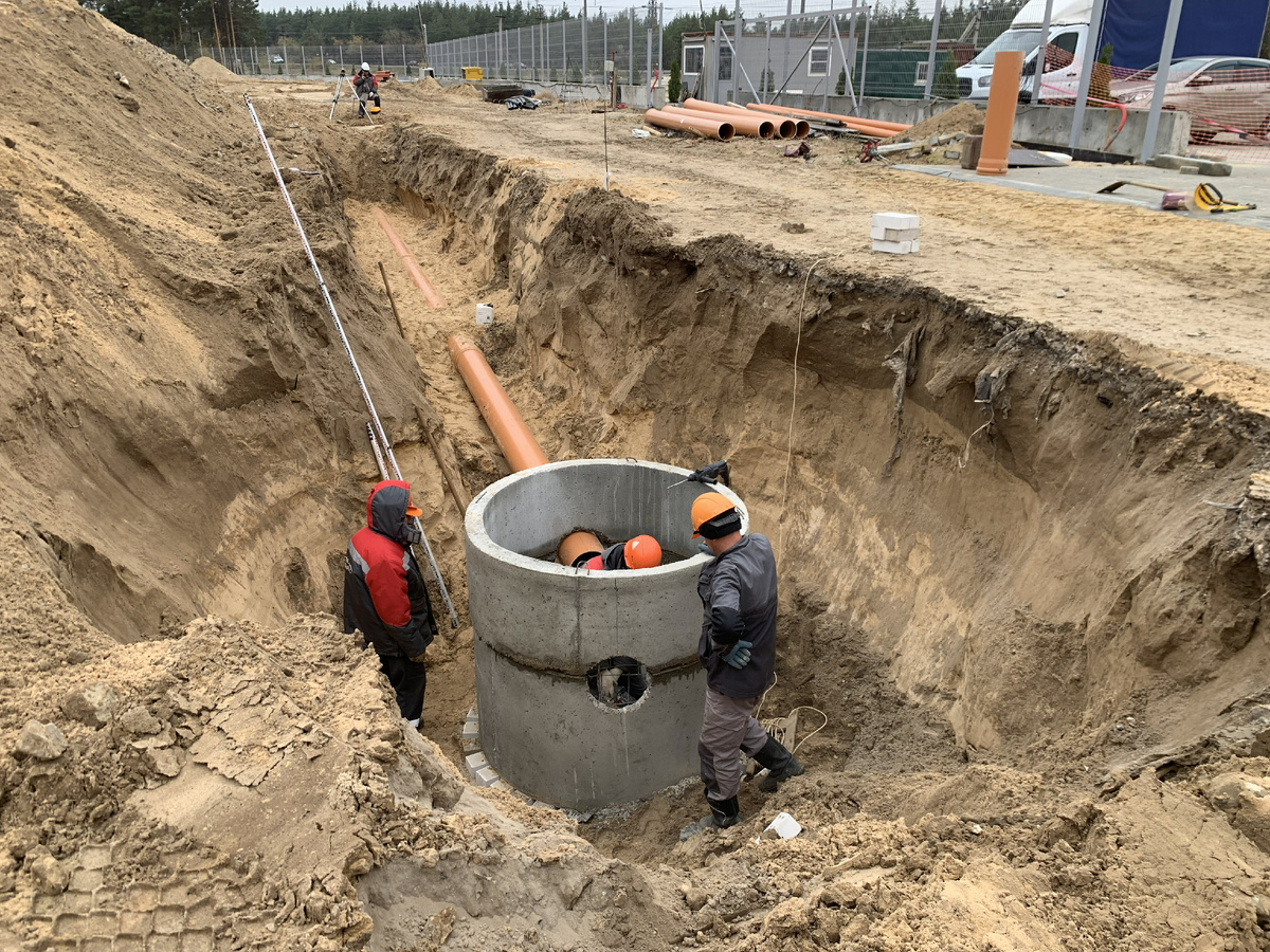 Монтаж магистрального трубопровода ливневой канализации