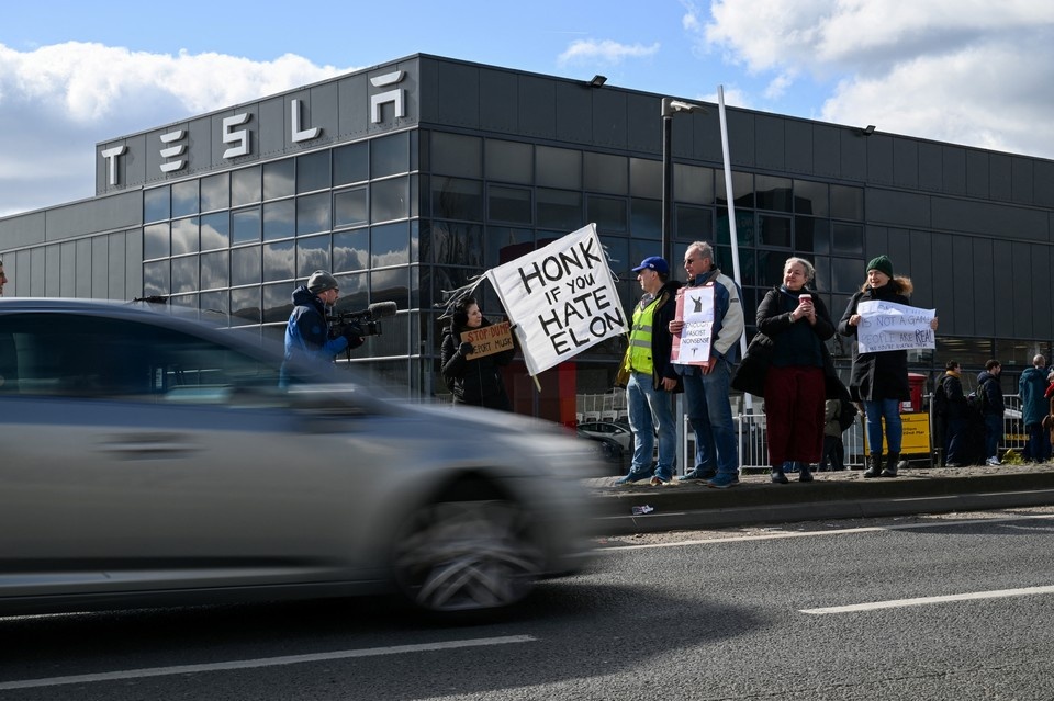 Tesla оказались самой легкой мишенью для бунтующих против новой американской власти Фото: REUTERS
