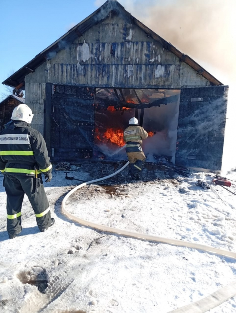    Гараж с иномаркой сгорели в Кемском районеОПС по Кемскому району / VK