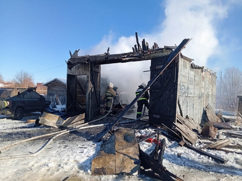    Гараж с иномаркой сгорели в Кемском районеОПС по Кемскому району / VK